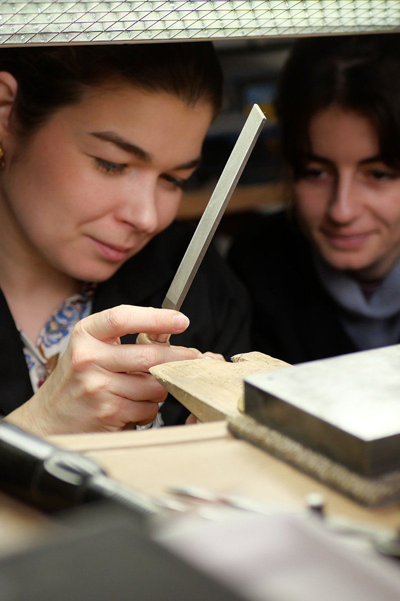 Photo de Julie et de Clara à l'atelier créer son pendentif.